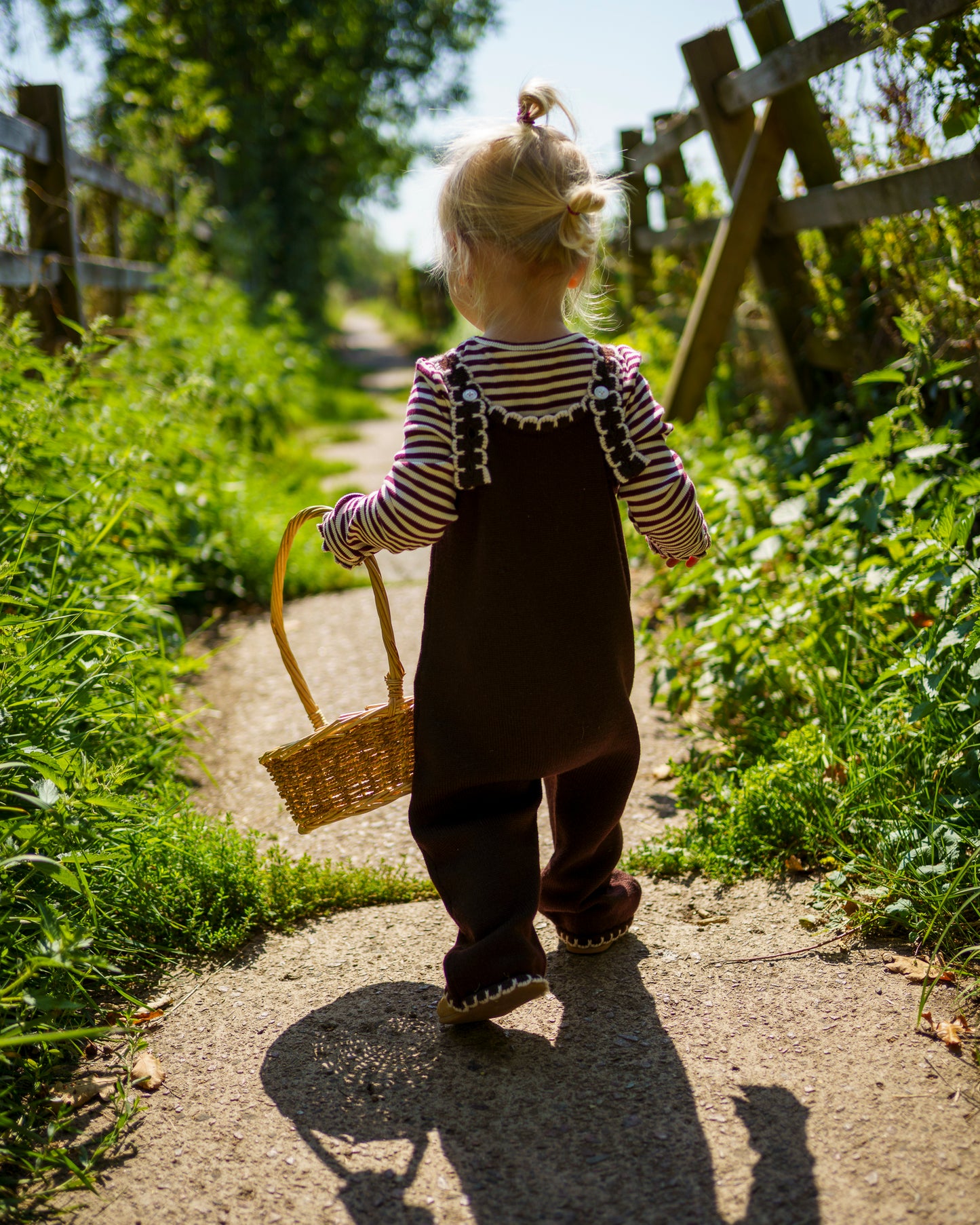Kids’ brown merino wool overalls with adjustable shoulder straps and white scallop edges