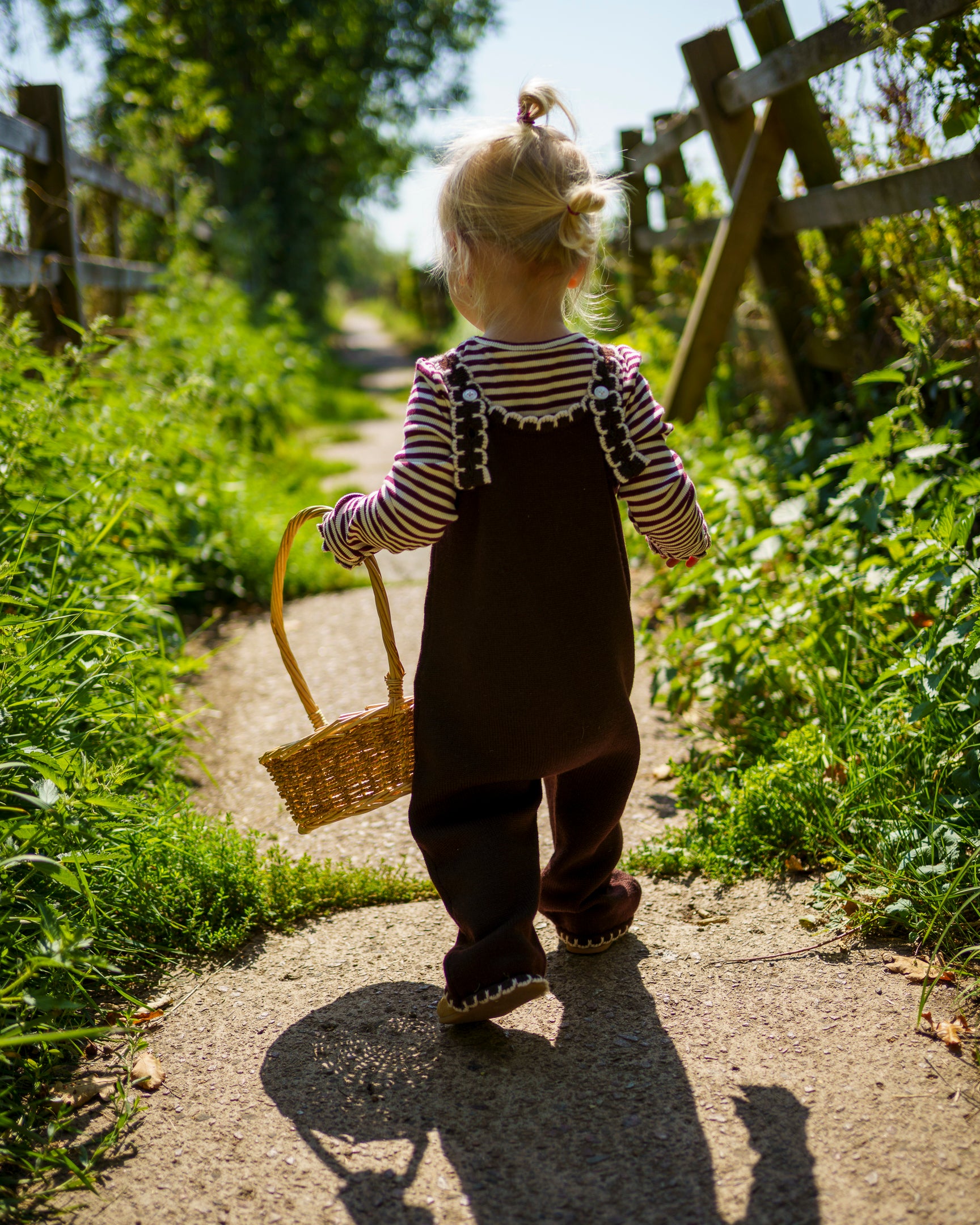 Kids’ brown merino wool overalls with adjustable shoulder straps and white scallop edges